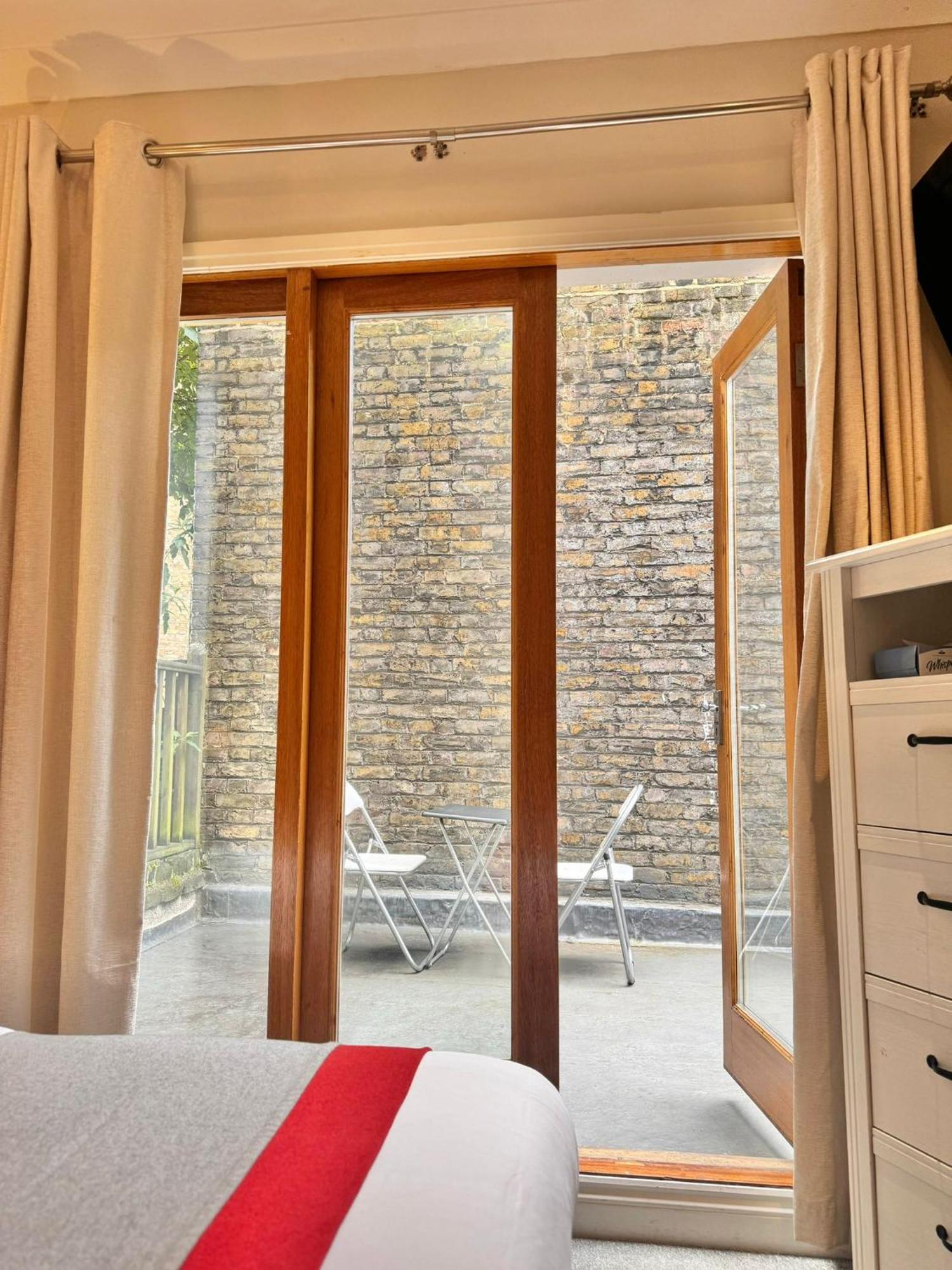 The Beverley Apartments London - Victoria Room photo